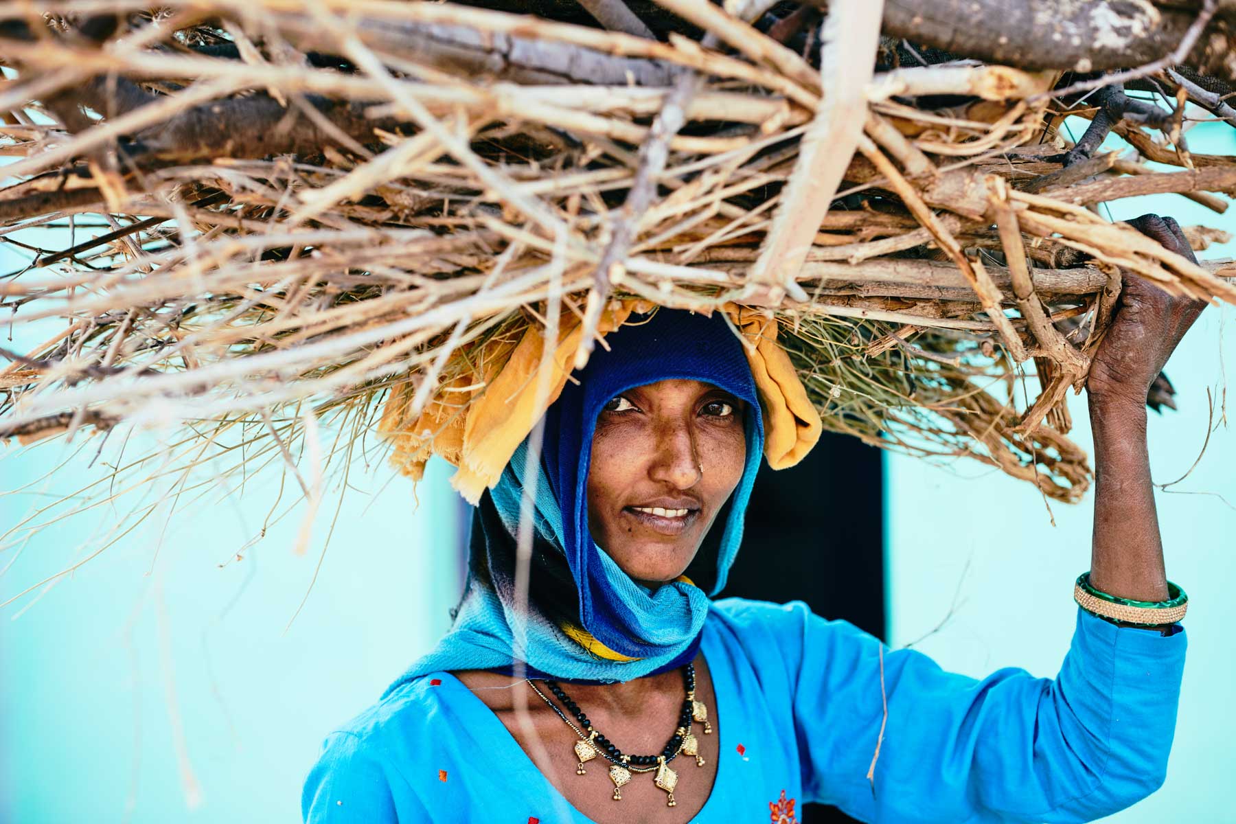 Frau mit Brennholz nahe Bikaner/ Rajasthan/ Indien, 2018