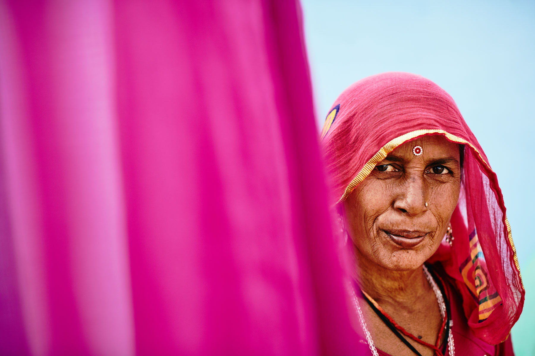 Frau vor Tuch nahe Bikaner/ Rajasthan/ Indien, 2018