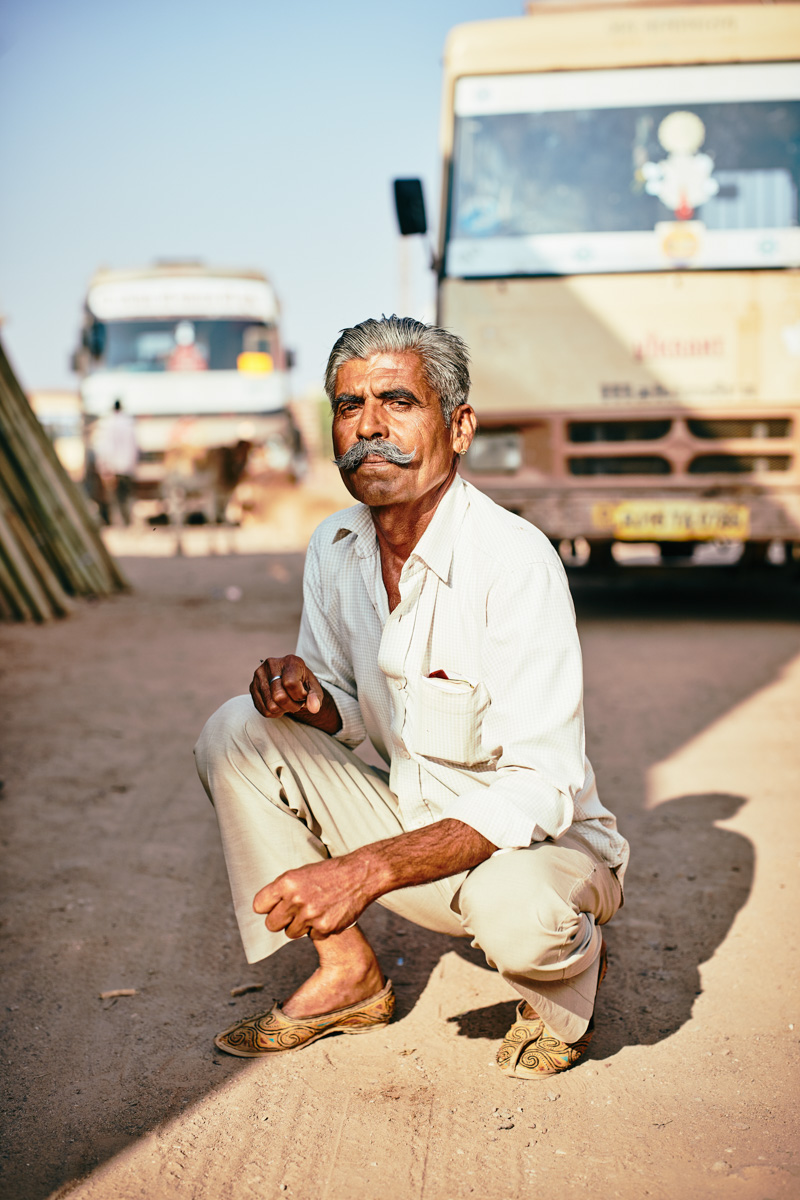 Mann mit klassischem Schnauzer nahe Jaisalmer/ Rajasthan/ Indien/ 2018